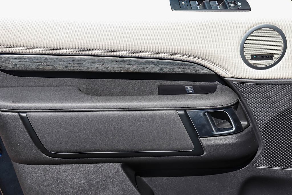Thumbnail: 2023 Land Rover Discovery - 21
