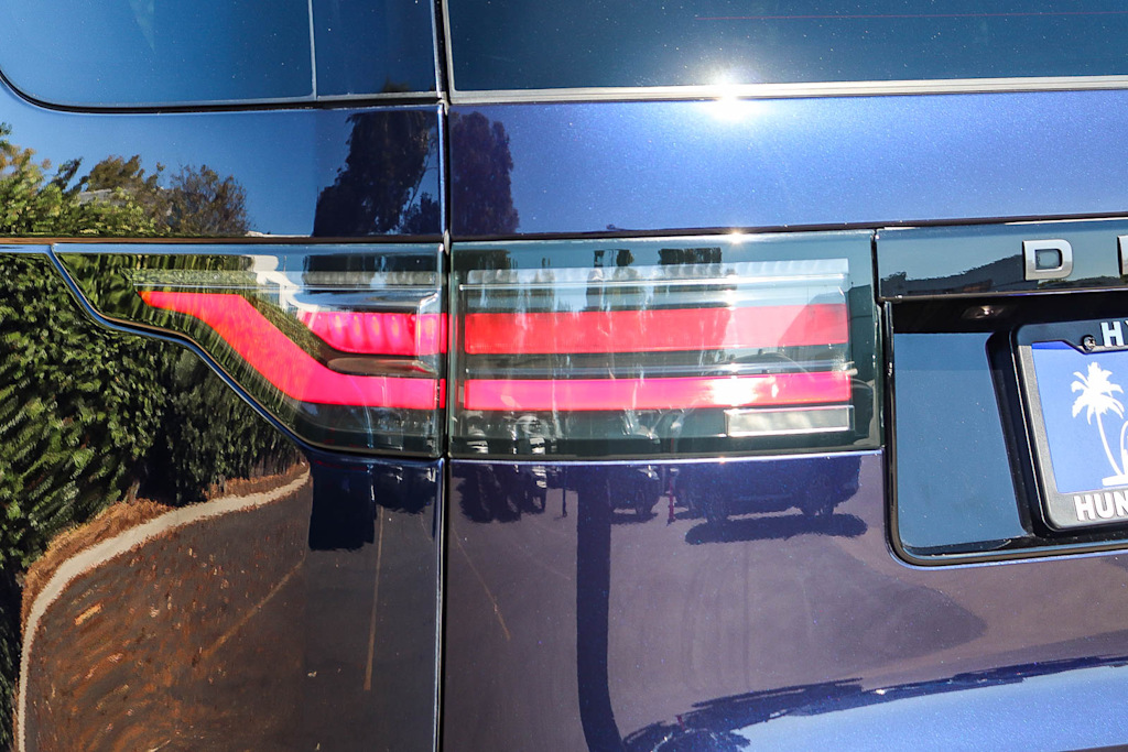 Thumbnail: 2023 Land Rover Discovery - 18