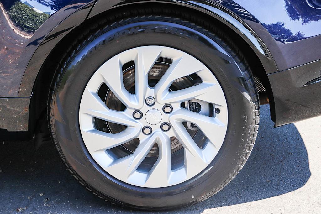 Thumbnail: 2023 Land Rover Discovery - 19
