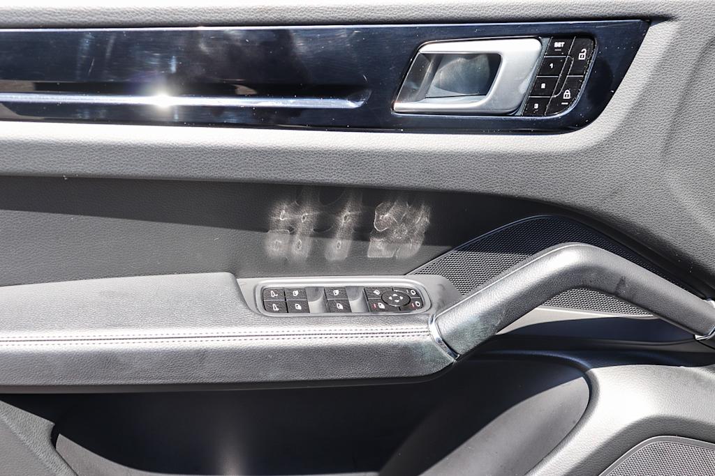 Thumbnail: 2021 Porsche Cayenne - 33