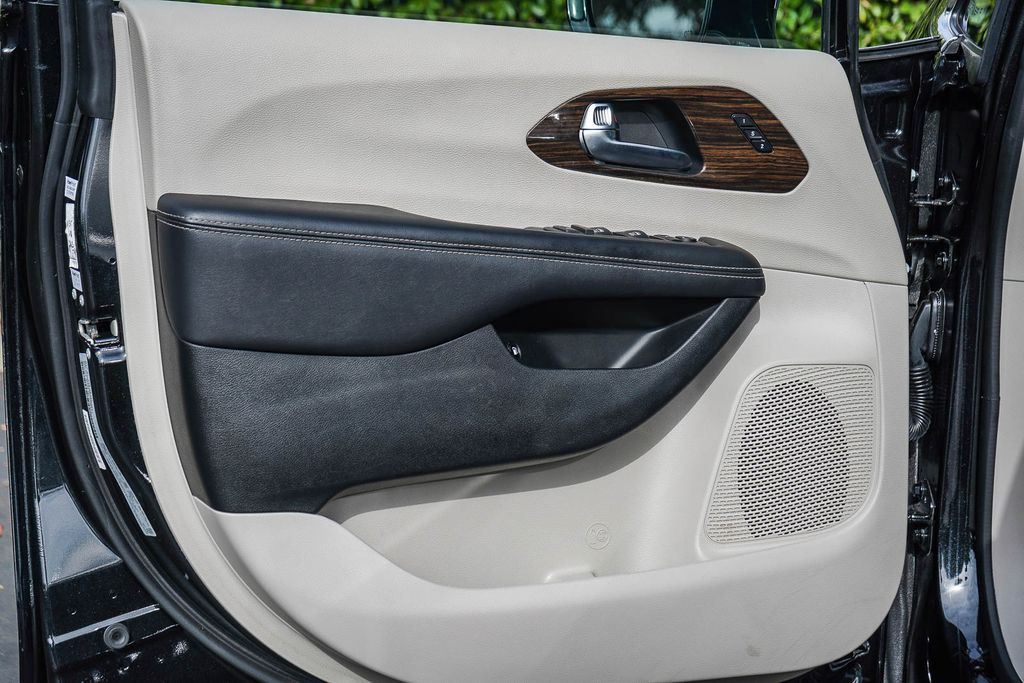 Thumbnail: 2023 Chrysler Pacifica - 22