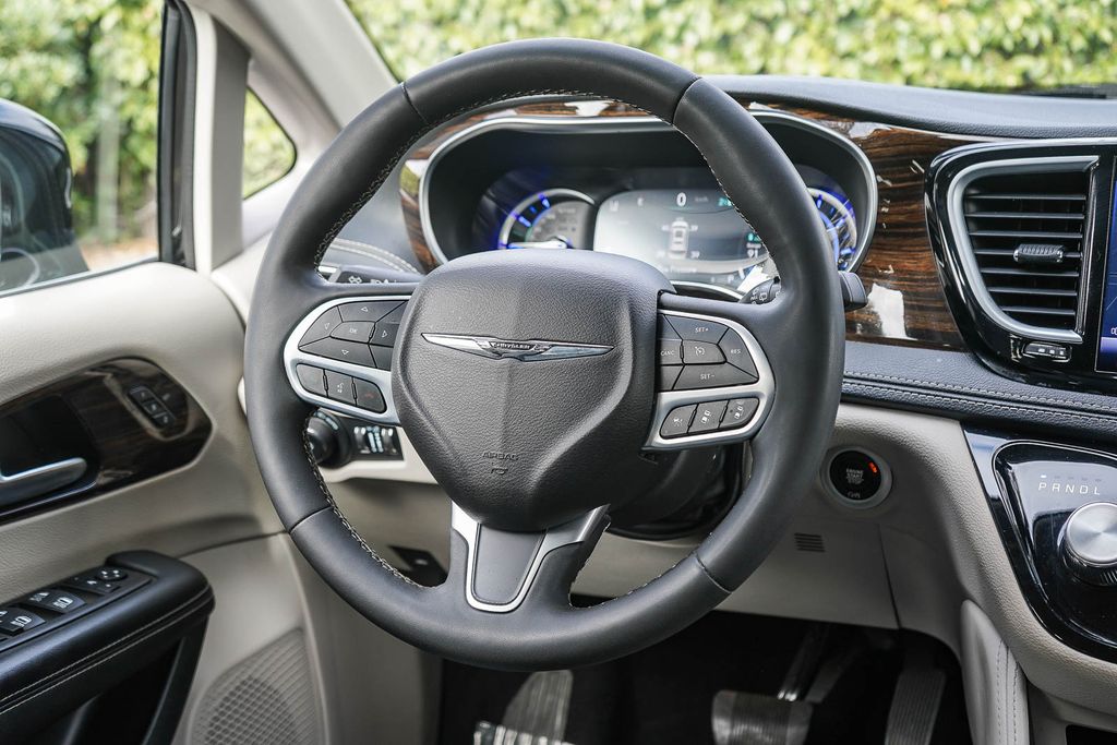 Thumbnail: 2023 Chrysler Pacifica - 8