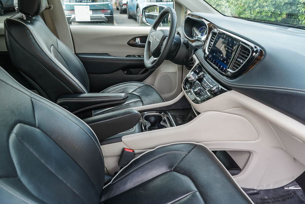 Thumbnail: 2023 Chrysler Pacifica - 9