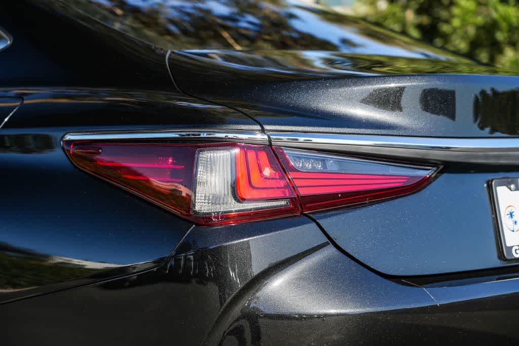 Thumbnail: 2022 Lexus ES - 20