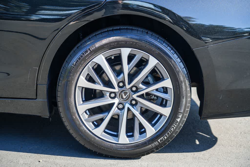 Thumbnail: 2022 Lexus ES - 21