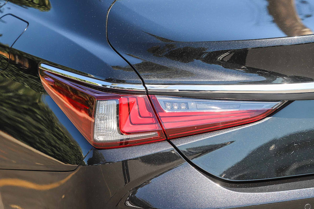 Thumbnail: 2023 Lexus ES - 21