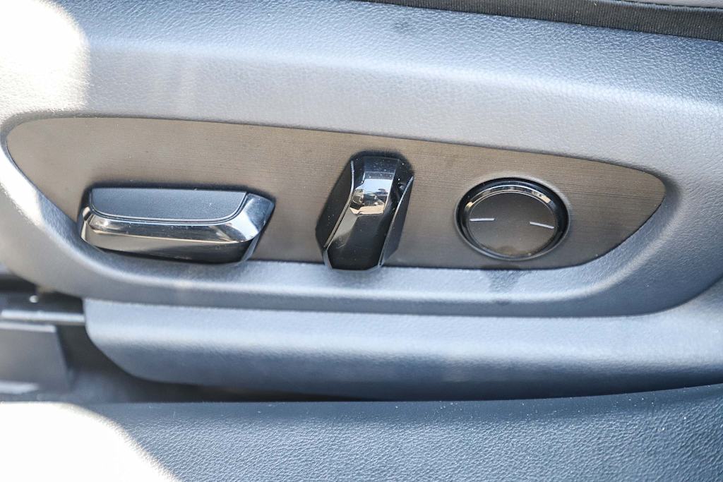 Thumbnail: 2023 Lexus ES - 25