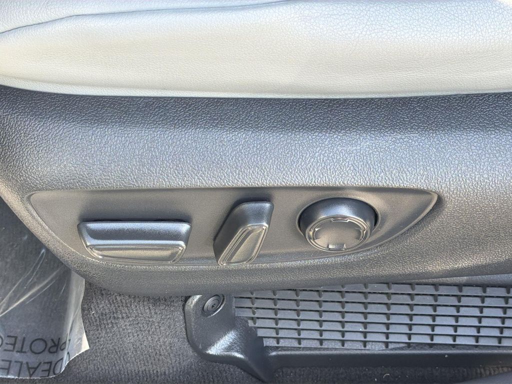 Thumbnail: 2023 Toyota Sienna - 32