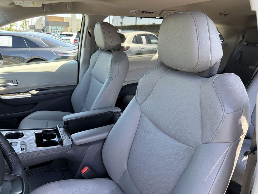 Thumbnail: 2023 Toyota Sienna - 33