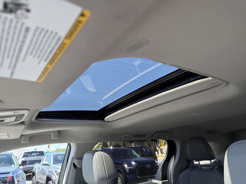Thumbnail: 2023 Toyota Sienna - 23