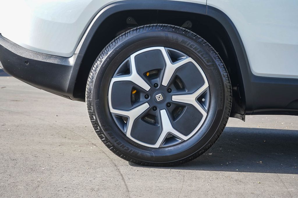Thumbnail: 2023 Rivian R1S - 7