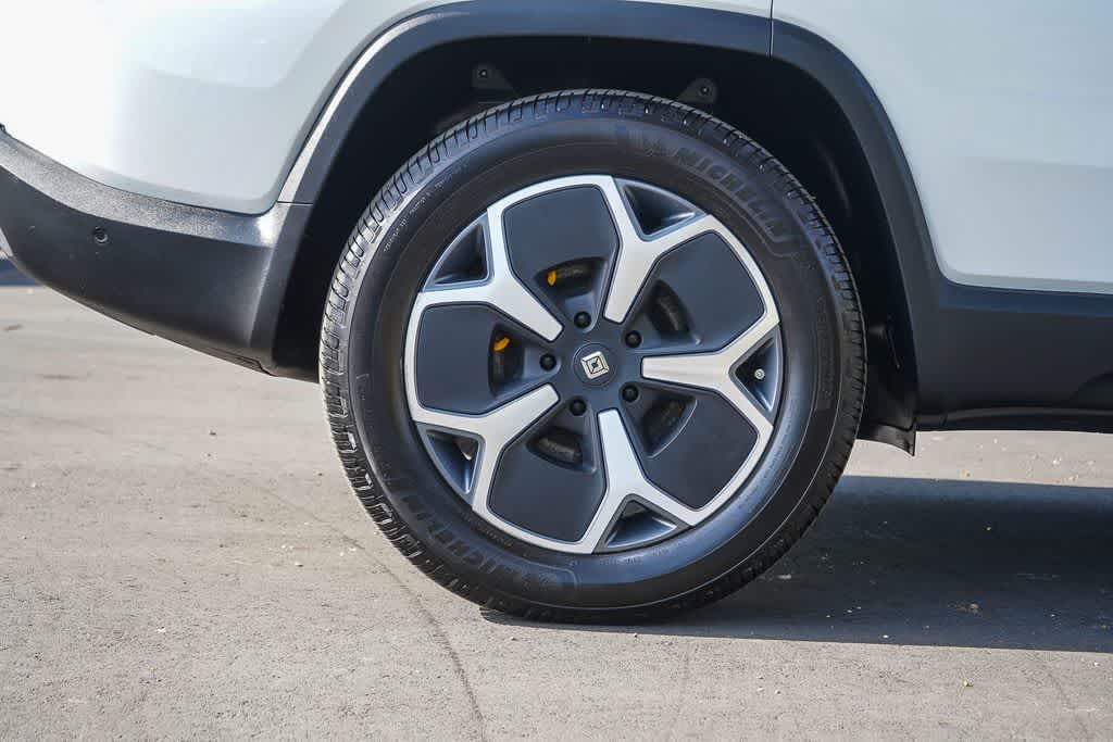 Thumbnail: 2023 Rivian R1S - 7