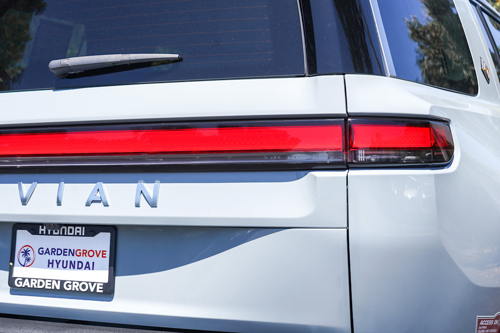 Thumbnail: 2024 Rivian R1S - 18