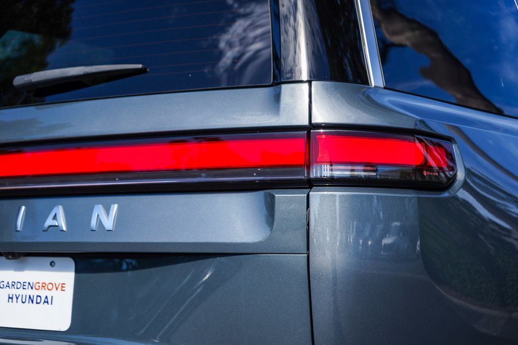 Thumbnail: 2023 Rivian R1S - 18