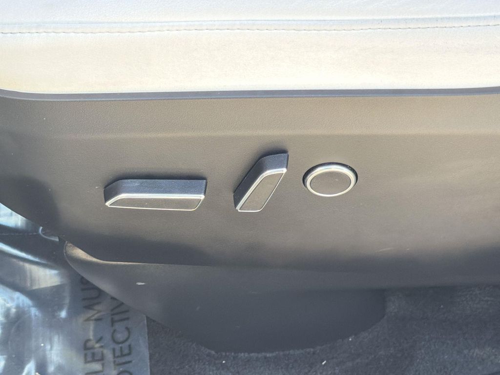 Thumbnail: 2022 Tesla Model X - 29