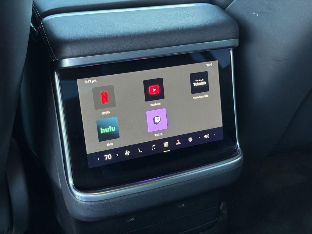 Thumbnail: 2022 Tesla Model X - 35