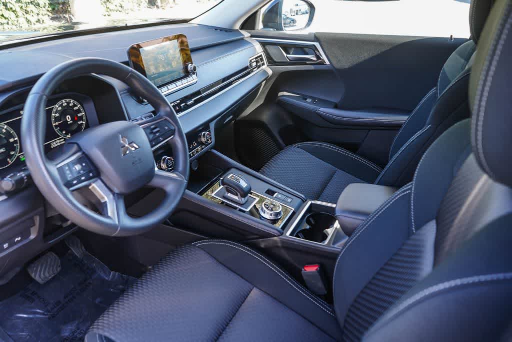 Thumbnail: 2025 Mitsubishi Outlander - 13