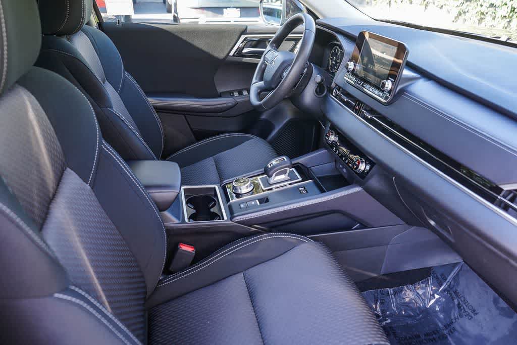 Thumbnail: 2025 Mitsubishi Outlander - 10