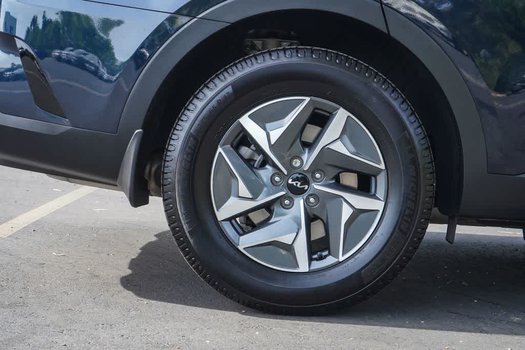 Thumbnail: 2023 Kia Sorento - 6