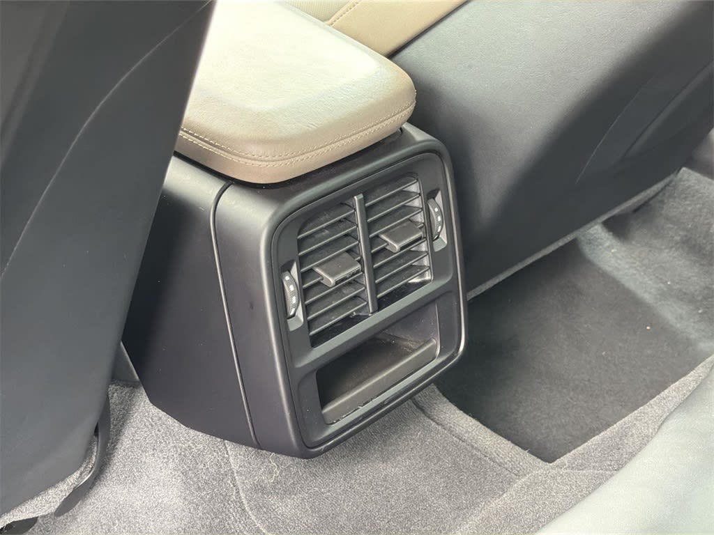 Thumbnail: 2022 Porsche Taycan - 34