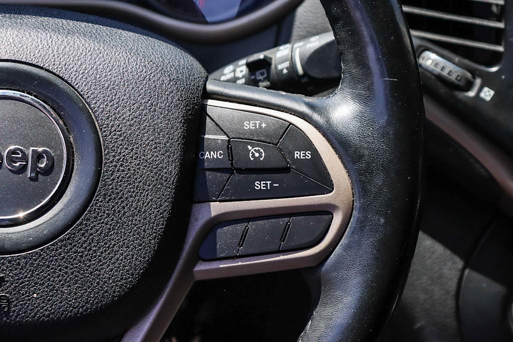 Thumbnail: 2017 Jeep Cherokee - 21