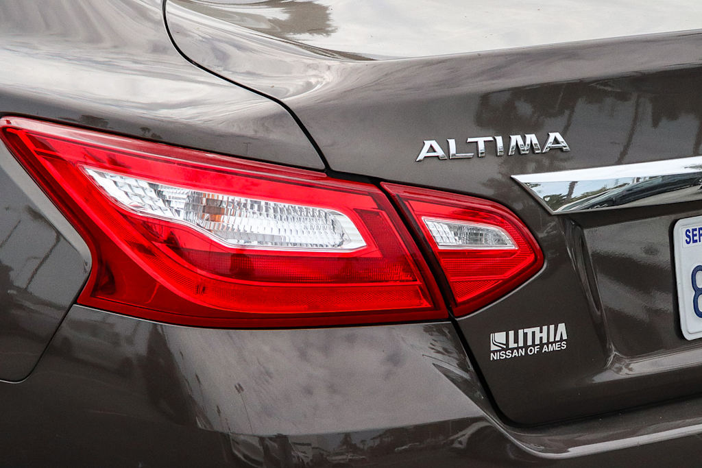 Thumbnail: 2017 Nissan Altima - 18