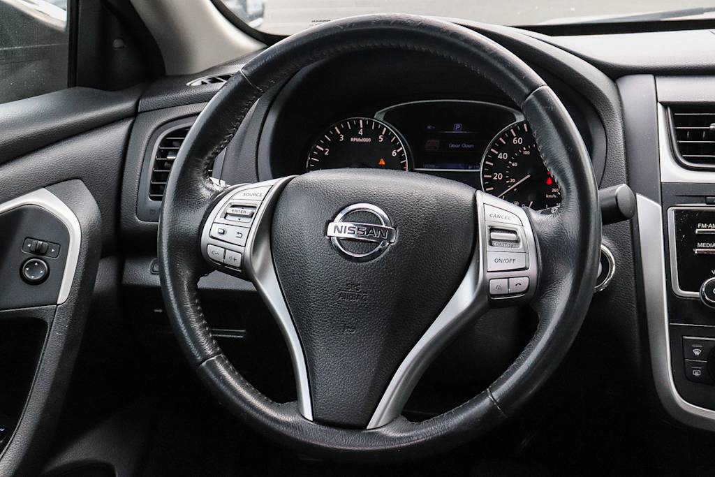 Thumbnail: 2017 Nissan Altima - 9