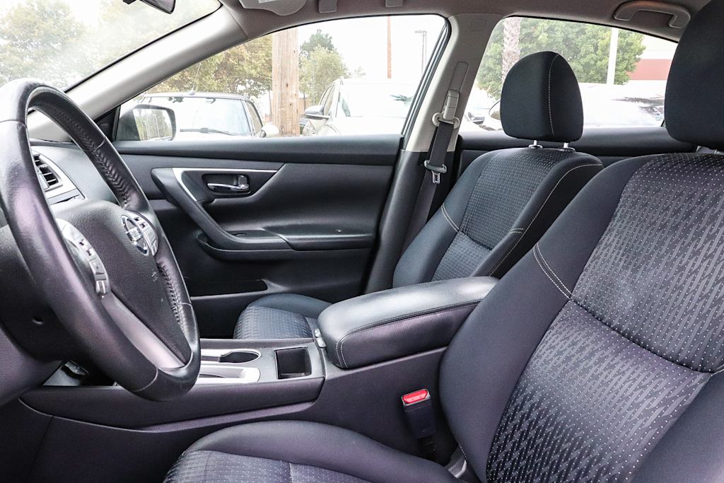 Thumbnail: 2017 Nissan Altima - 10