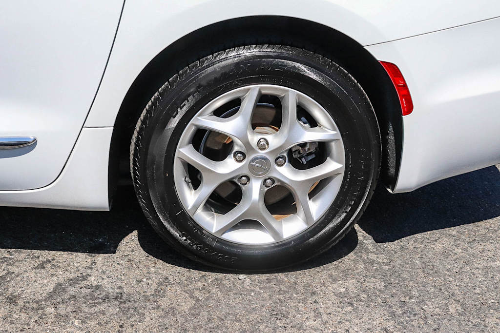 Thumbnail: 2019 Chrysler Pacifica - 7