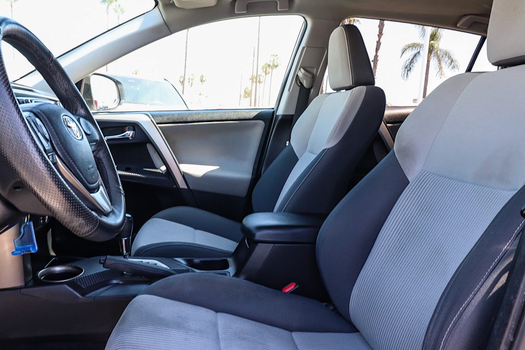 Thumbnail: 2015 Toyota RAV4 - 11