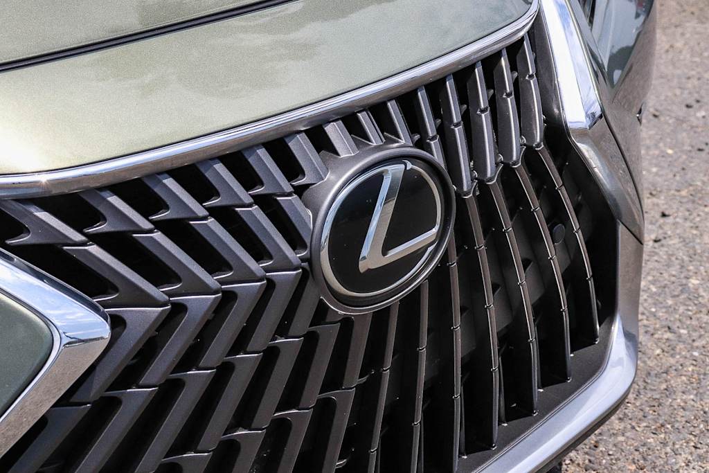 Thumbnail: 2025 Lexus ES - 17