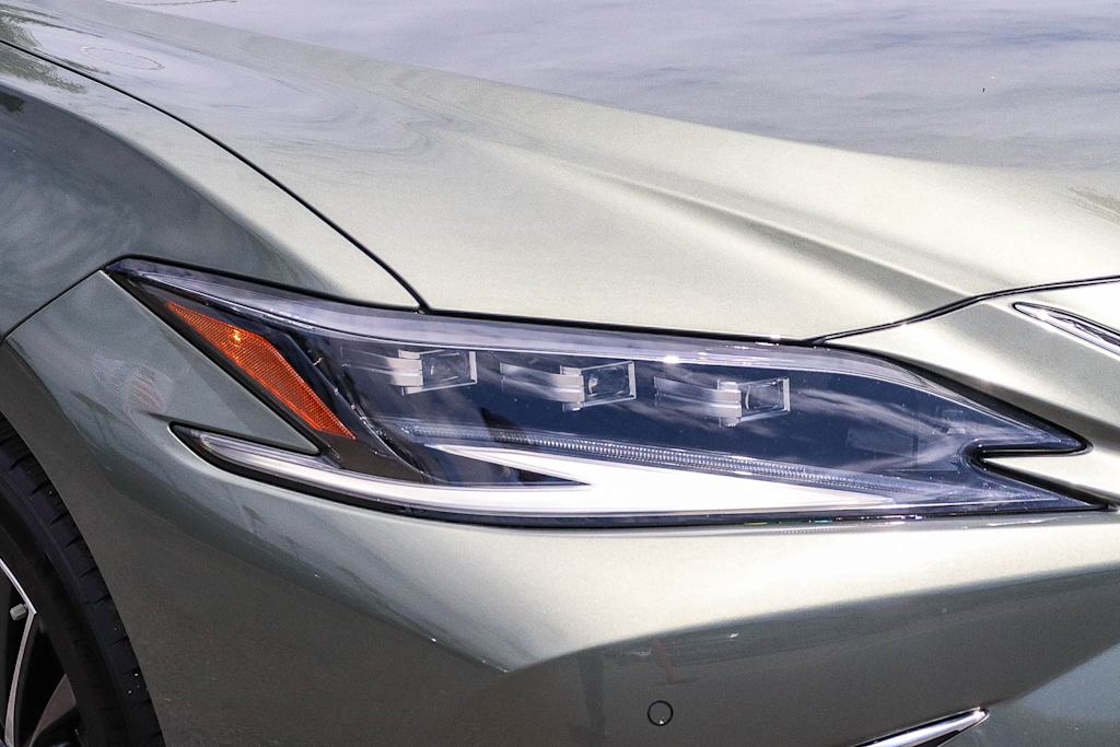 Thumbnail: 2025 Lexus ES - 16