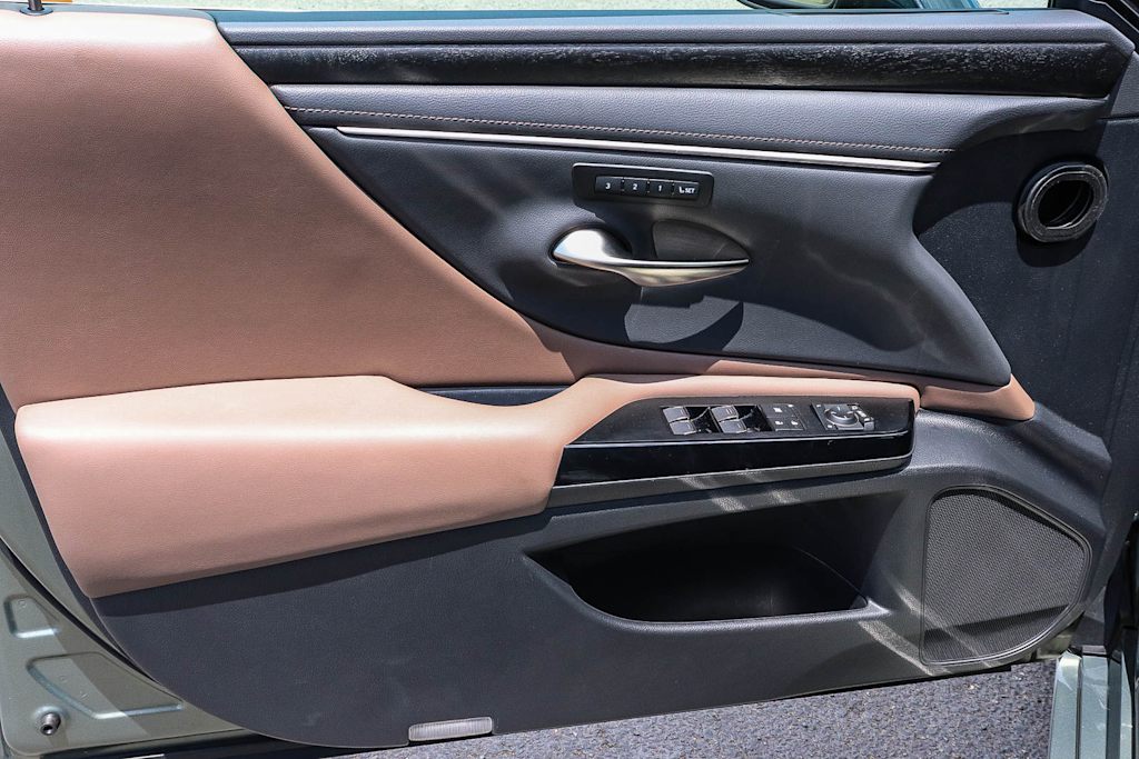 Thumbnail: 2025 Lexus ES - 29
