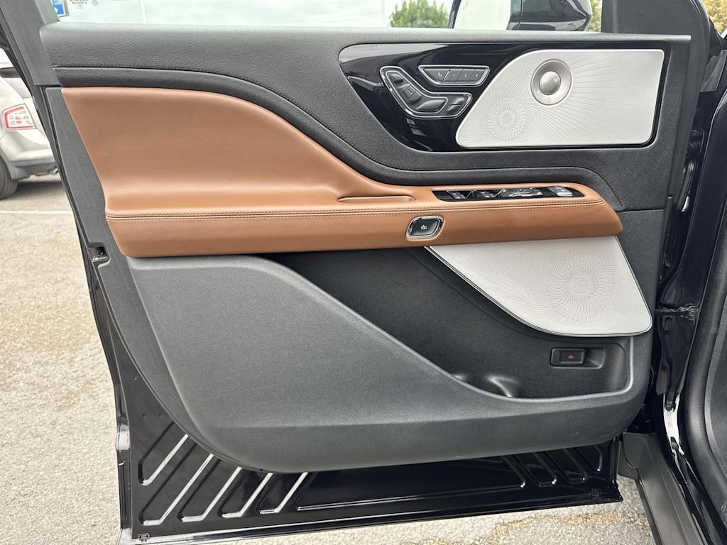 Thumbnail: 2023 Lincoln Aviator - 28