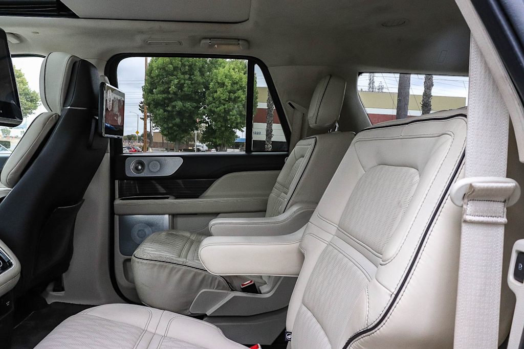 Thumbnail: 2021 Lincoln Navigator L - 10
