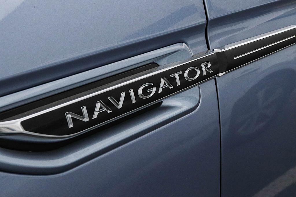 Thumbnail: 2021 Lincoln Navigator L - 14