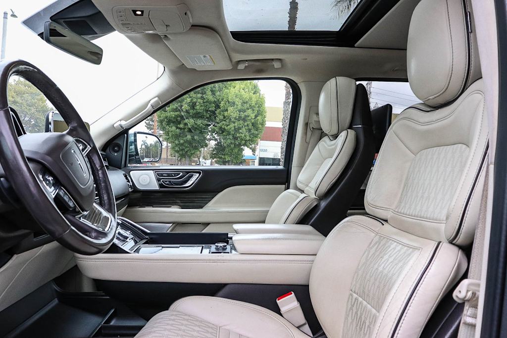 Thumbnail: 2021 Lincoln Navigator L - 8
