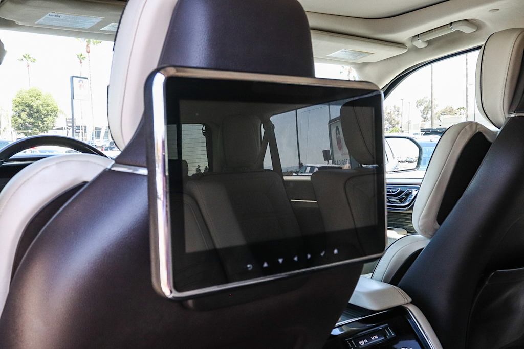 Thumbnail: 2021 Lincoln Navigator L - 31