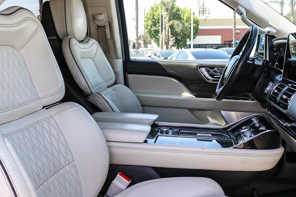 Thumbnail: 2021 Lincoln Navigator L - 10