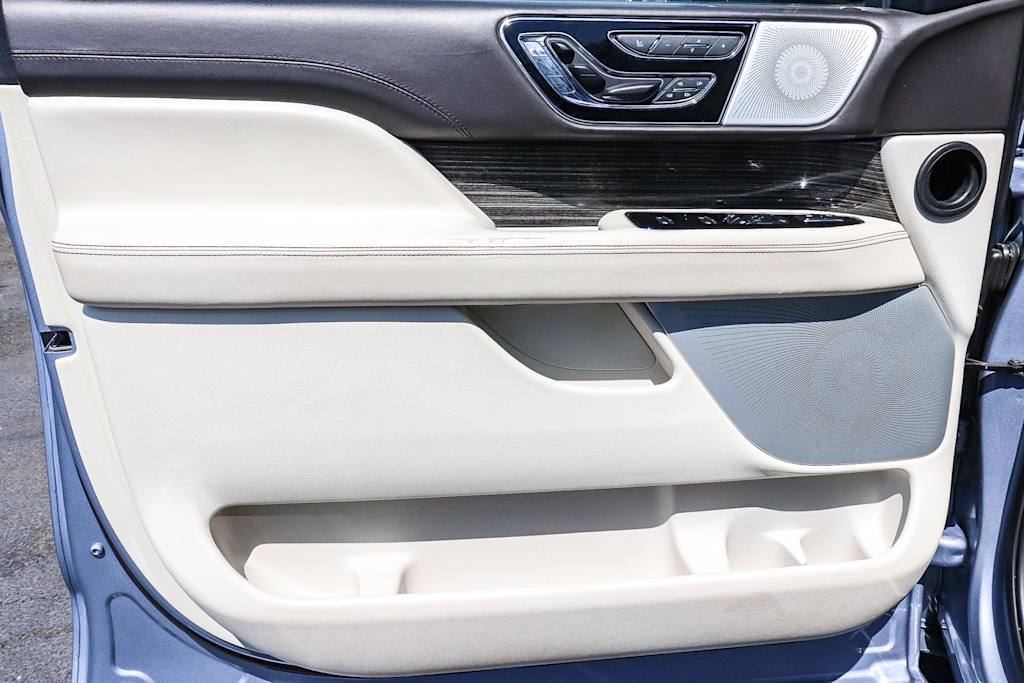 Thumbnail: 2021 Lincoln Navigator L - 33