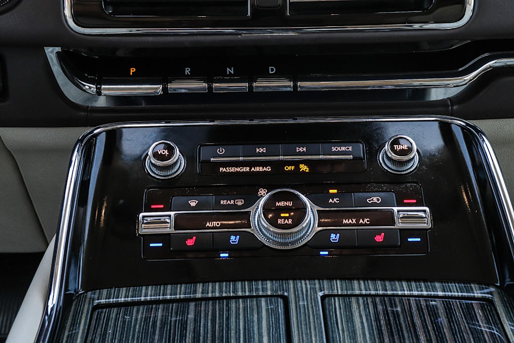 Thumbnail: 2021 Lincoln Navigator L - 25