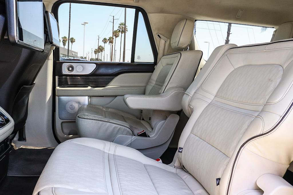 Thumbnail: 2021 Lincoln Navigator L - 12