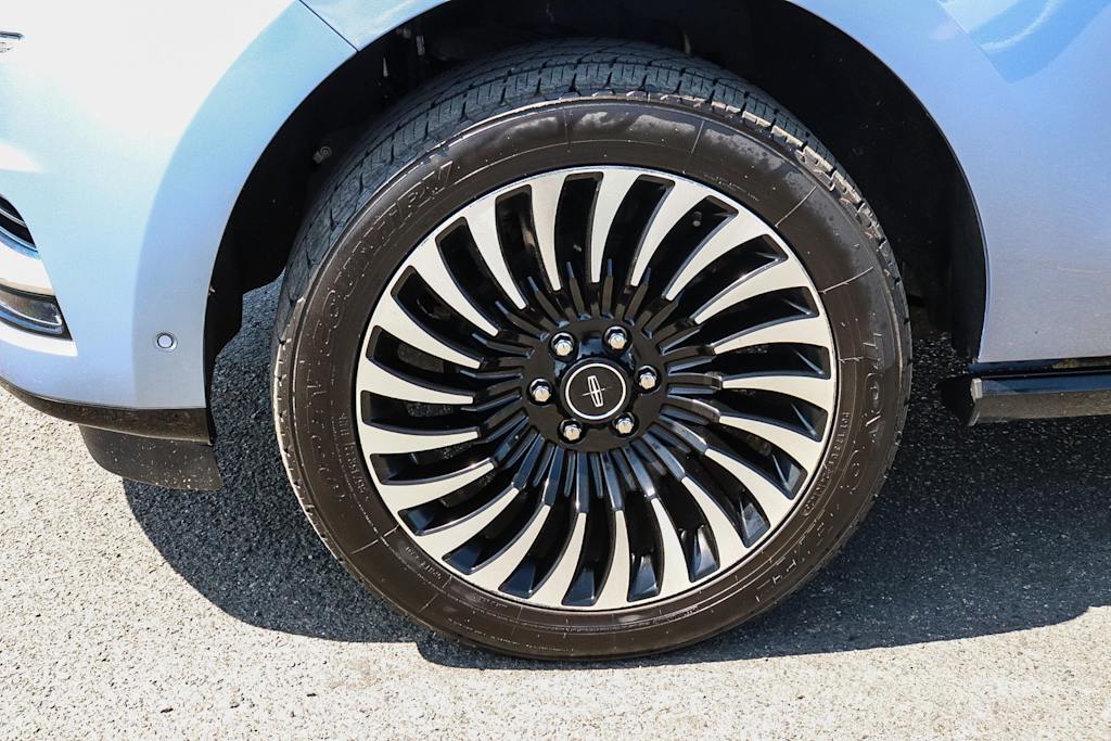 Thumbnail: 2021 Lincoln Navigator L - 23