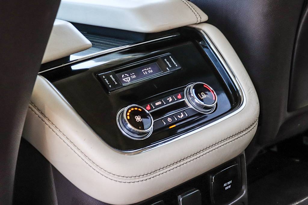 Thumbnail: 2021 Lincoln Navigator L - 32