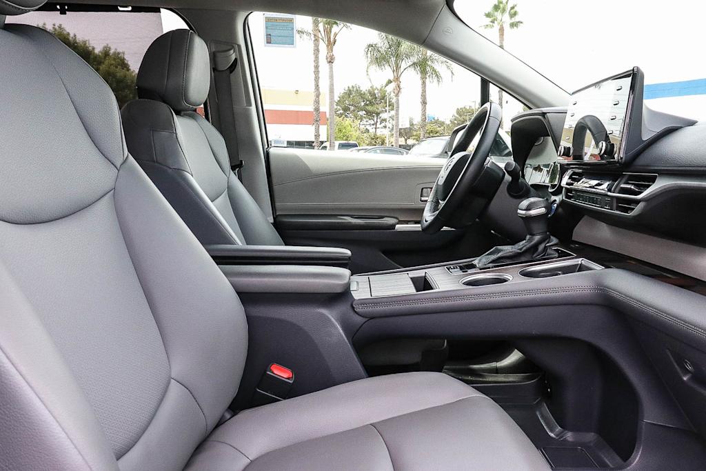 Thumbnail: 2021 Toyota Sienna - 10