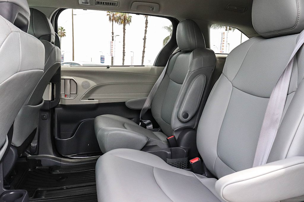 Thumbnail: 2021 Toyota Sienna - 12