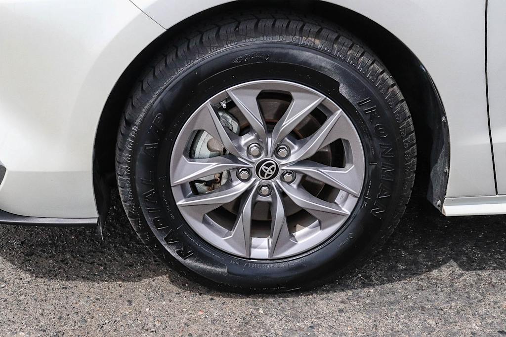 Thumbnail: 2021 Toyota Sienna - 23
