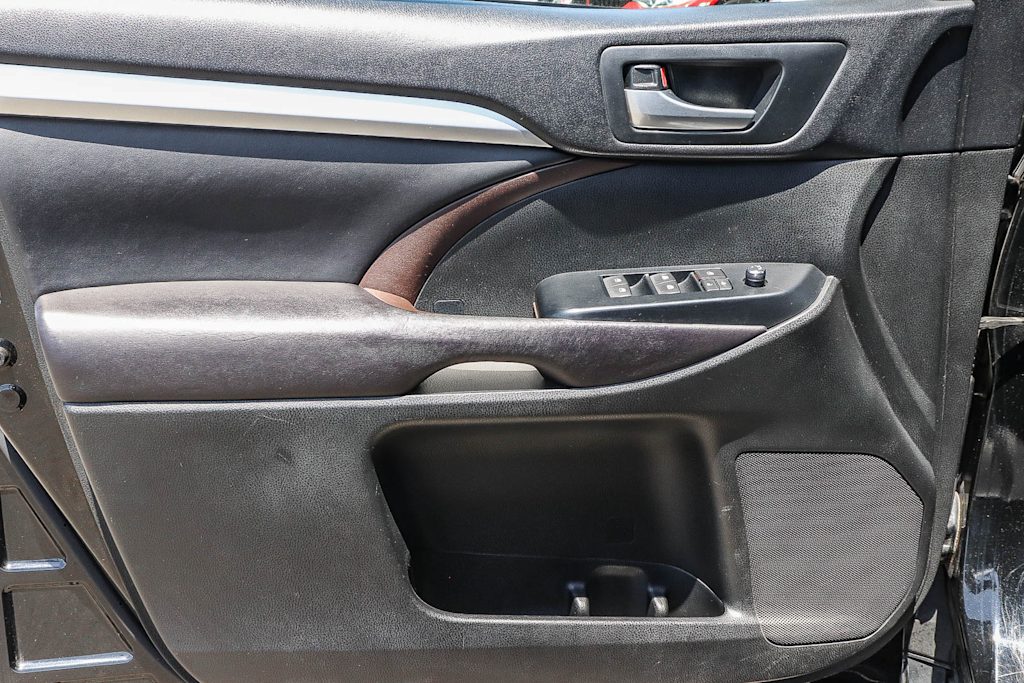 Thumbnail: 2016 Toyota Highlander - 27