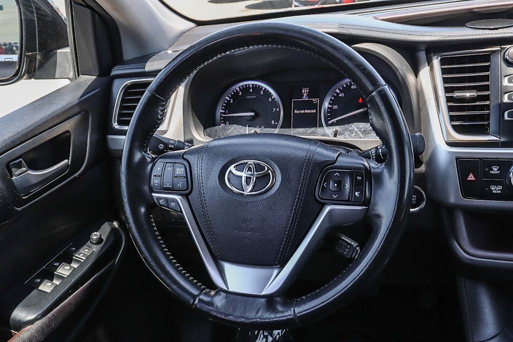 Thumbnail: 2016 Toyota Highlander - 9