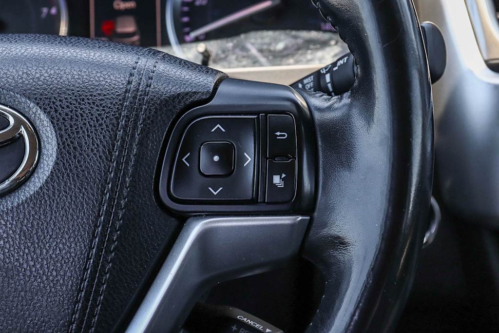 Thumbnail: 2016 Toyota Highlander - 25